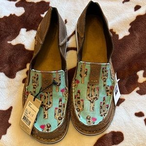 Ariat Cruiser metallic and cactus NWT SZ 9.5